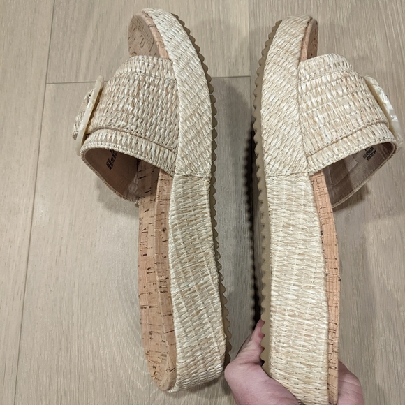 Anne Klein neutral sandals - Picture 4 of 12